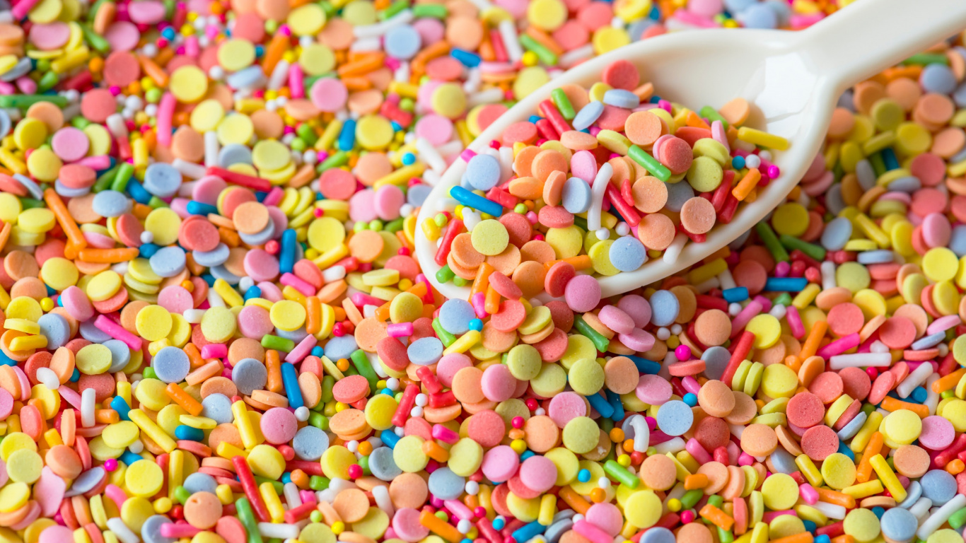 Weiße Keramikschale Mit Bunten Bonbons. Wallpaper in 1366x768 Resolution