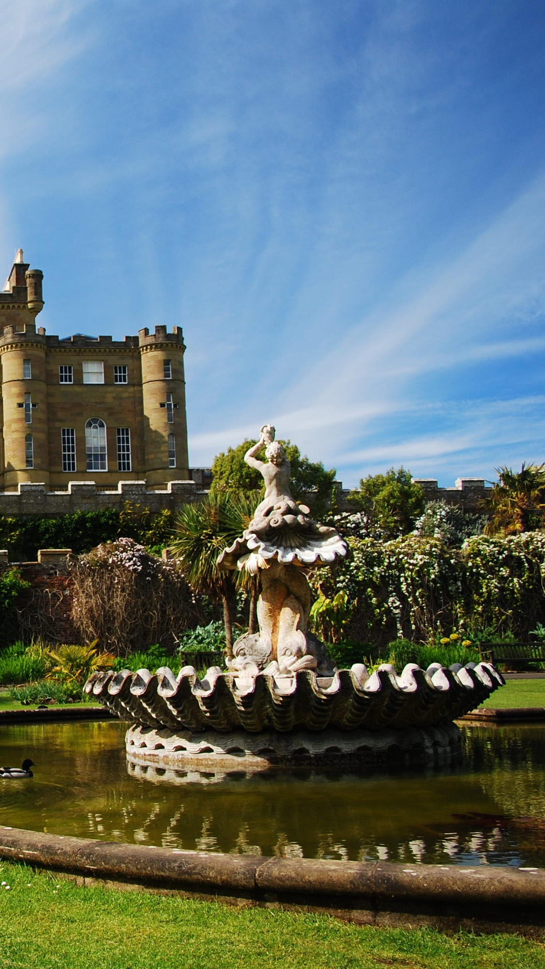 Edificio de Hormigón Marrón Cerca de Árboles Verdes Bajo un Cielo Azul Durante el Día. Wallpaper in 1080x1920 Resolution