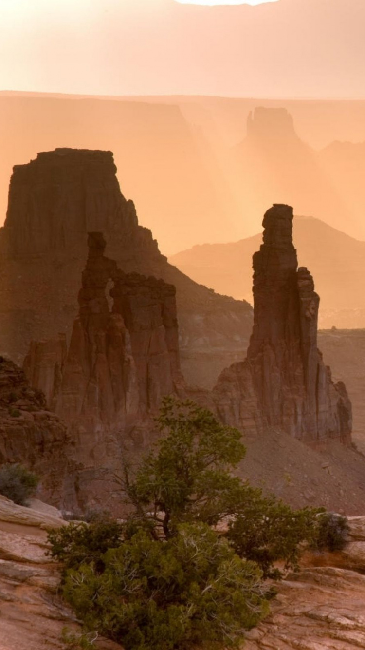 Brown Rocky Mountain During Daytime. Wallpaper in 750x1334 Resolution