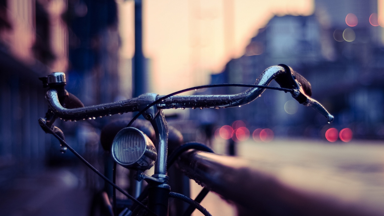 Schwarzes Fahrrad Vor Braunem Backsteingebäude Tagsüber. Wallpaper in 1280x720 Resolution