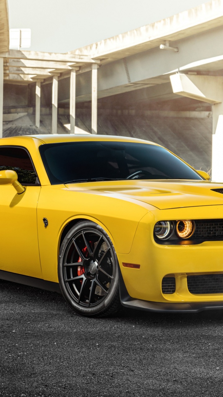 Chevrolet Camaro Jaune Garée Sur Sol en Béton Gris. Wallpaper in 720x1280 Resolution