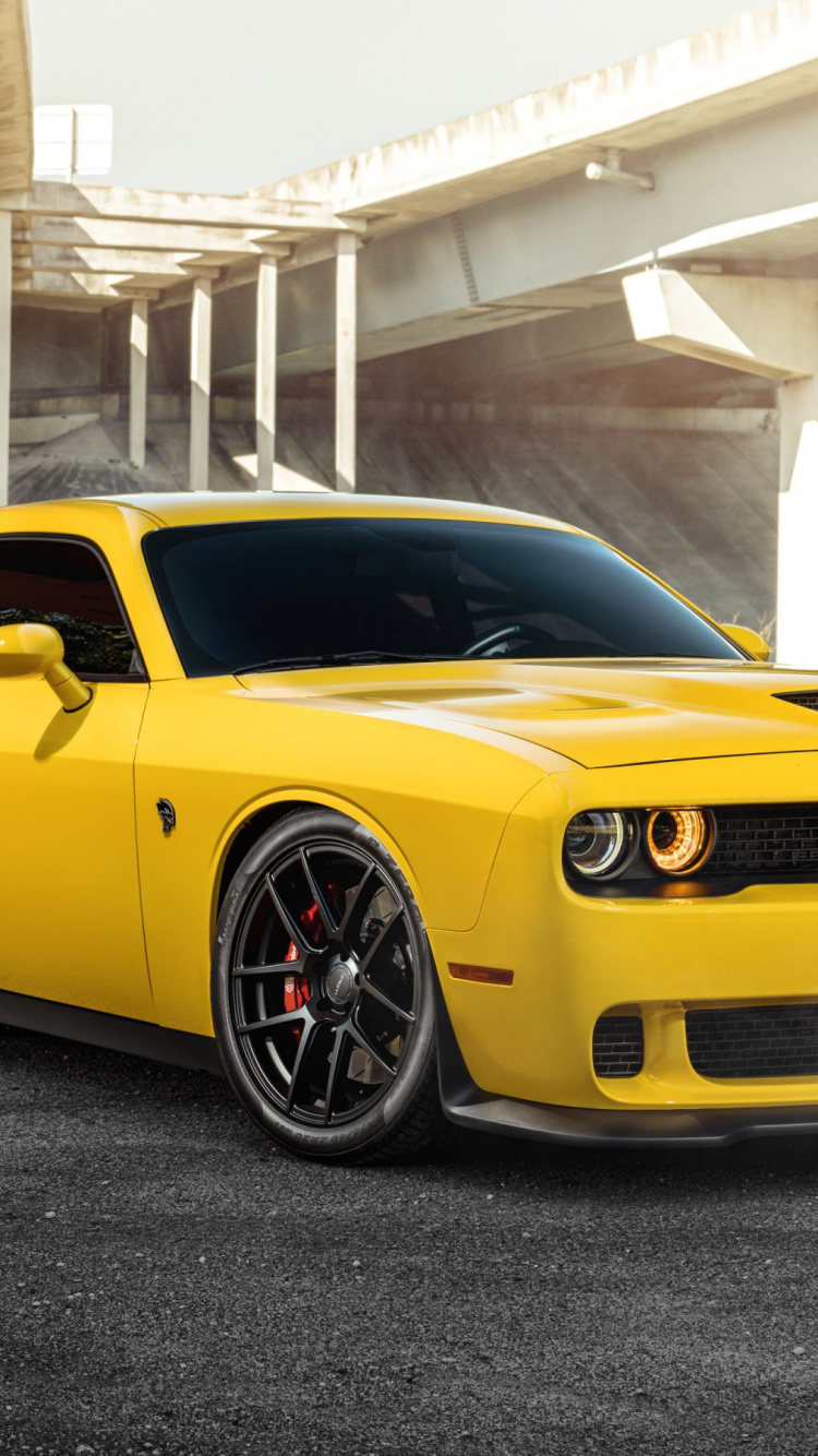 Chevrolet Camaro Jaune Garée Sur Sol en Béton Gris. Wallpaper in 750x1334 Resolution