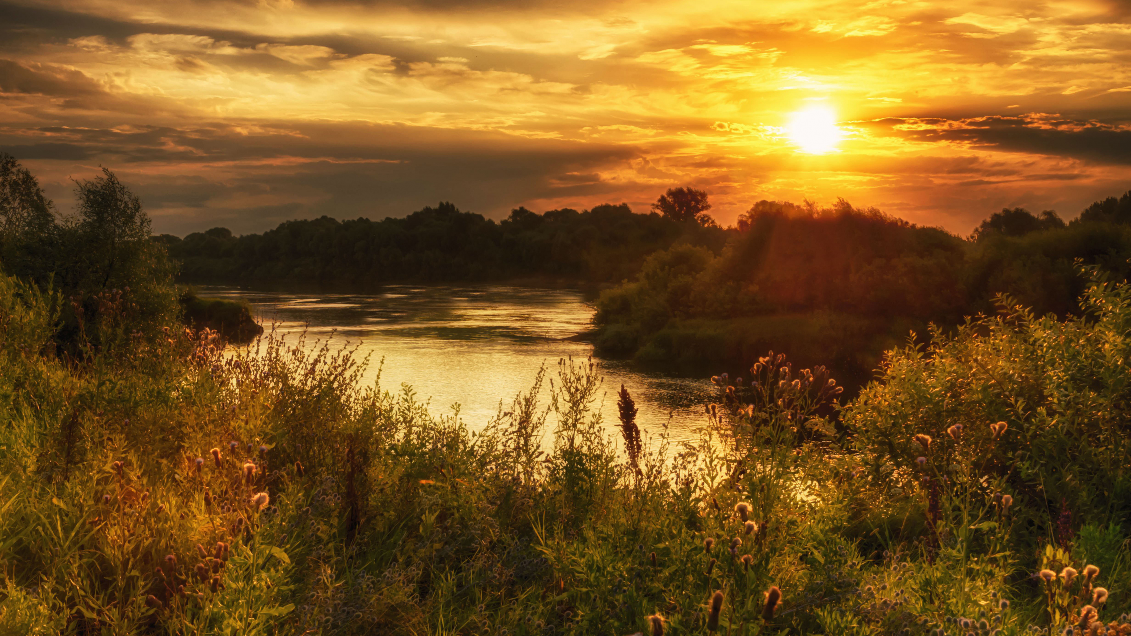 Grünes Gras in Der Nähe Von Gewässern Während Des Sonnenuntergangs. Wallpaper in 3840x2160 Resolution