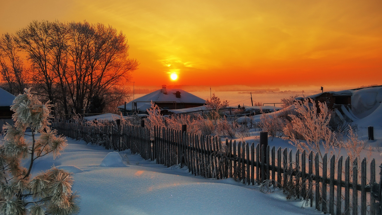 Schneebedeckter Zaun Bei Sonnenuntergang. Wallpaper in 1280x720 Resolution
