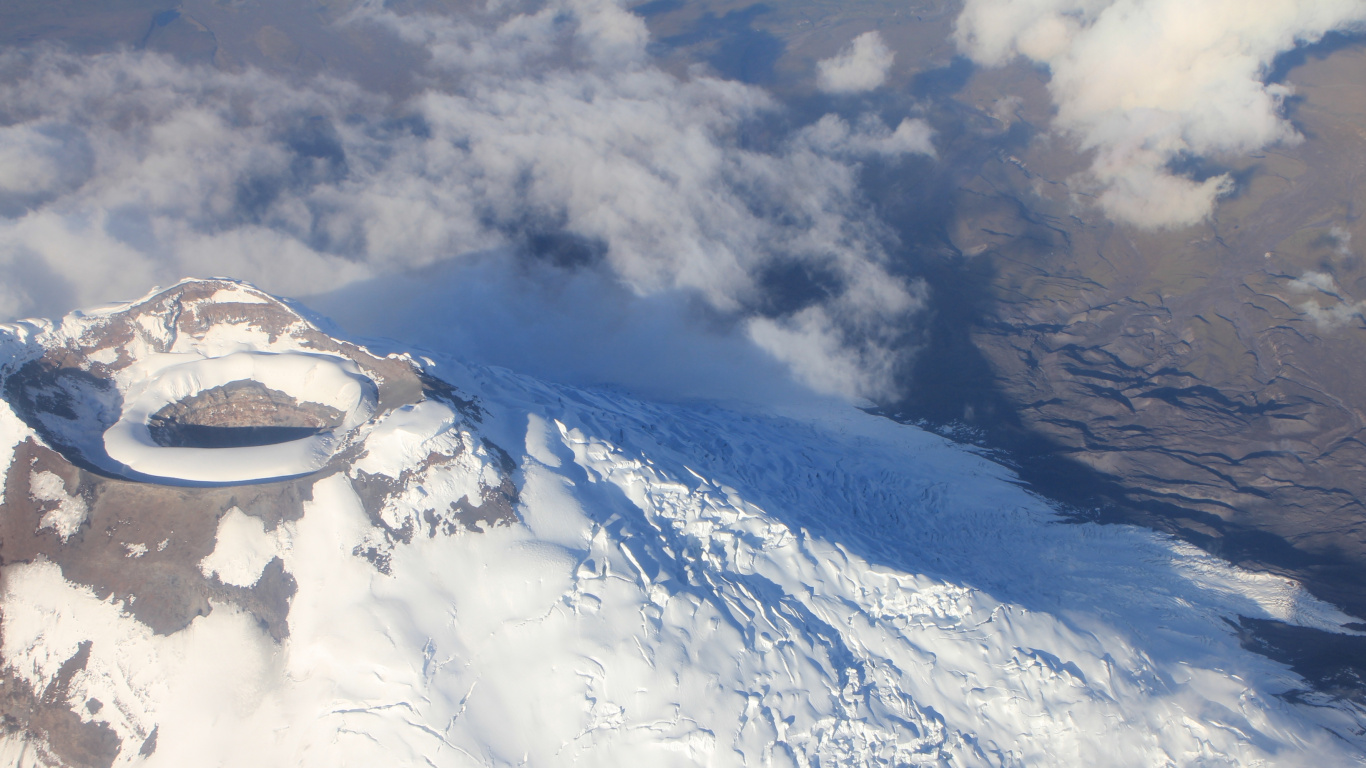 Weiße Wolken Über Schneebedecktem Berg. Wallpaper in 1366x768 Resolution