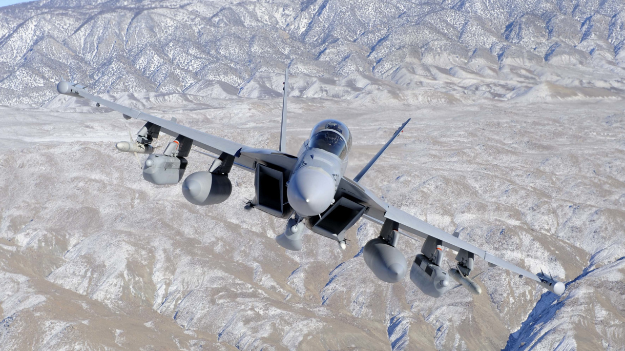 Drone Blanco y Gris Volando Sobre Montañas Cubiertas de Nieve Durante el Día. Wallpaper in 1280x720 Resolution