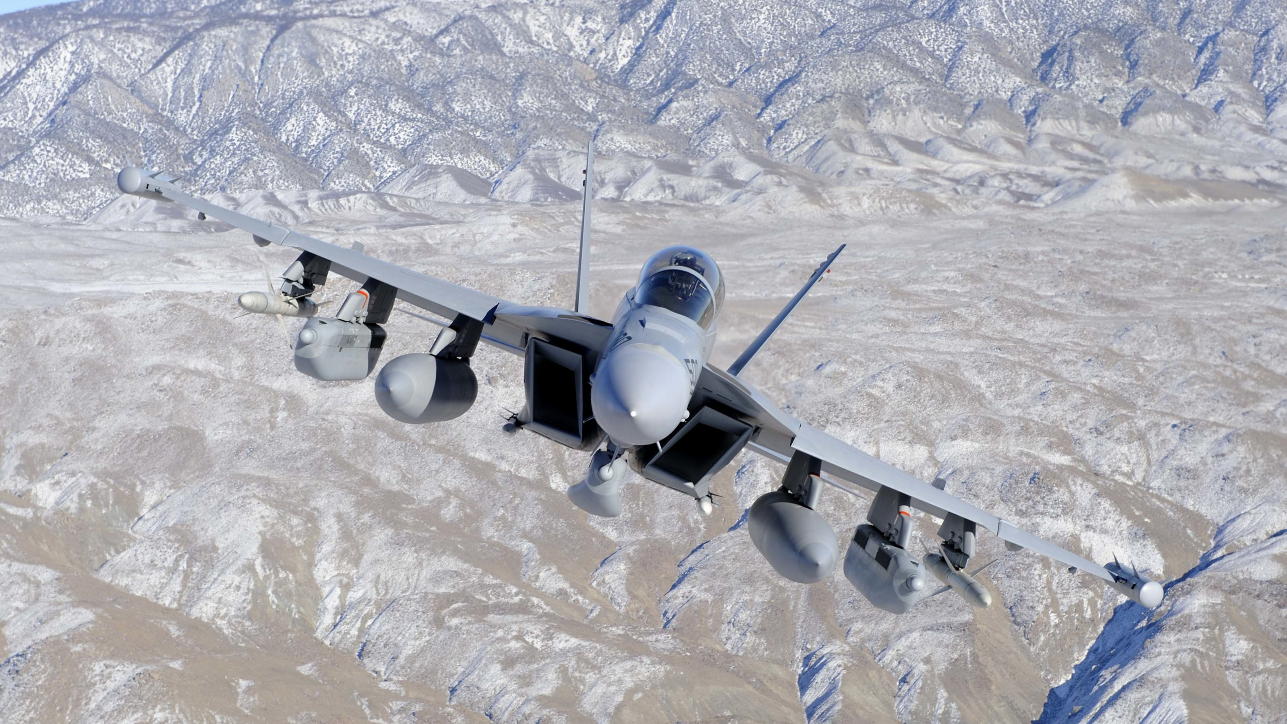 Drone Blanco y Gris Volando Sobre Montañas Cubiertas de Nieve Durante el Día. Wallpaper in 2560x1440 Resolution