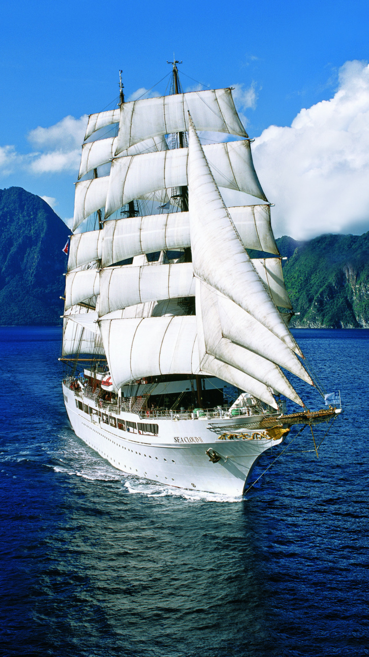 Weißes Segelboot Tagsüber Auf See Sea. Wallpaper in 750x1334 Resolution