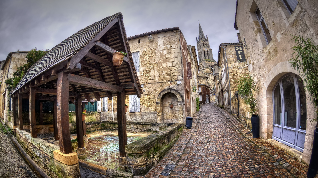 Camino de Ladrillo Marrón Cerca Del Edificio de Hormigón Marrón Durante el Día. Wallpaper in 1280x720 Resolution