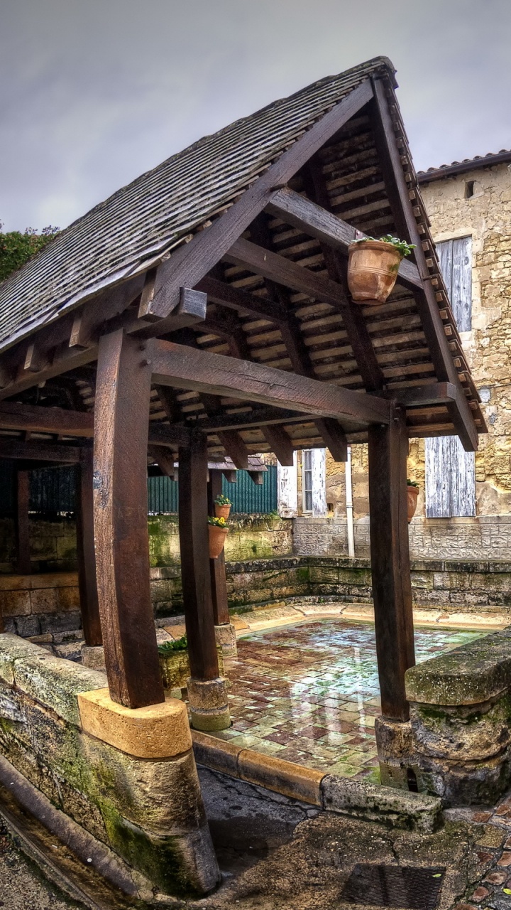 Camino de Ladrillo Marrón Cerca Del Edificio de Hormigón Marrón Durante el Día. Wallpaper in 720x1280 Resolution