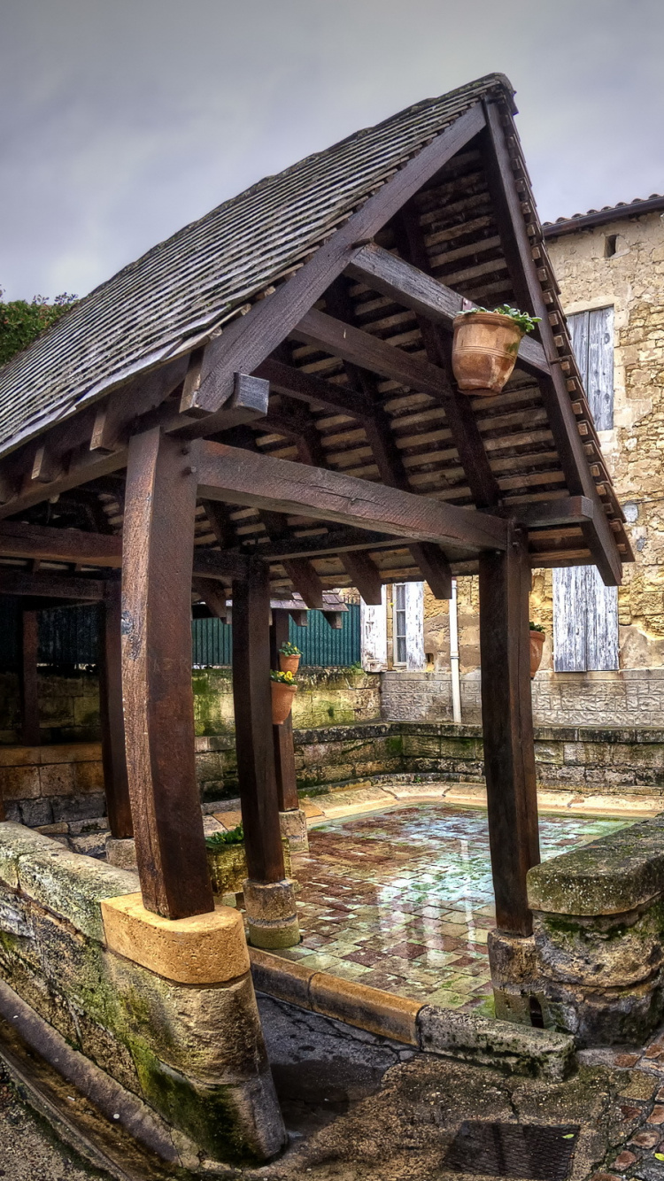 Camino de Ladrillo Marrón Cerca Del Edificio de Hormigón Marrón Durante el Día. Wallpaper in 750x1334 Resolution