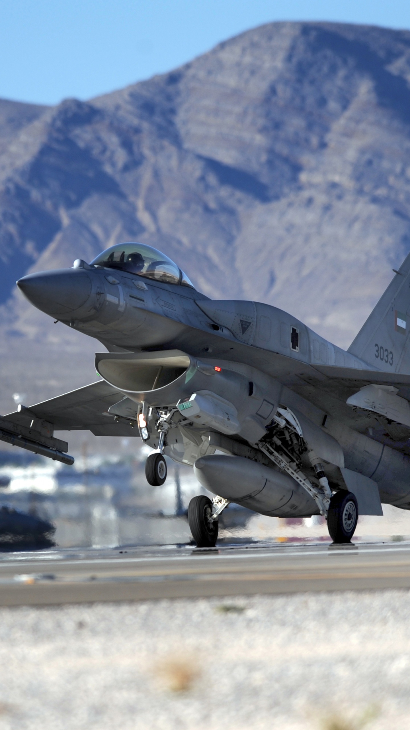 Grauer Kampfjet Auf Grauer Betonstraße Tagsüber. Wallpaper in 1440x2560 Resolution