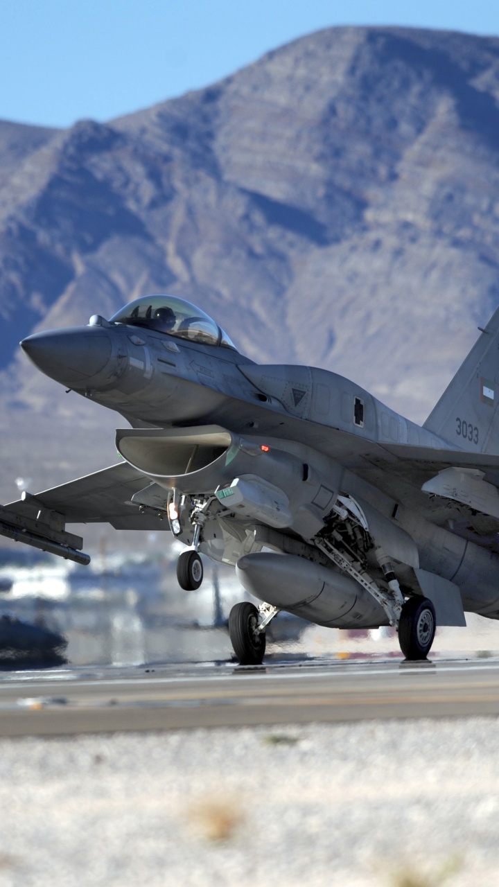 Grauer Kampfjet Auf Grauer Betonstraße Tagsüber. Wallpaper in 720x1280 Resolution