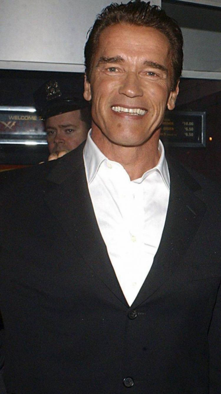 Arnold Schwarzenegger, Schauspieler, Bodybuilding, Muskel, Arm. Wallpaper in 750x1334 Resolution
