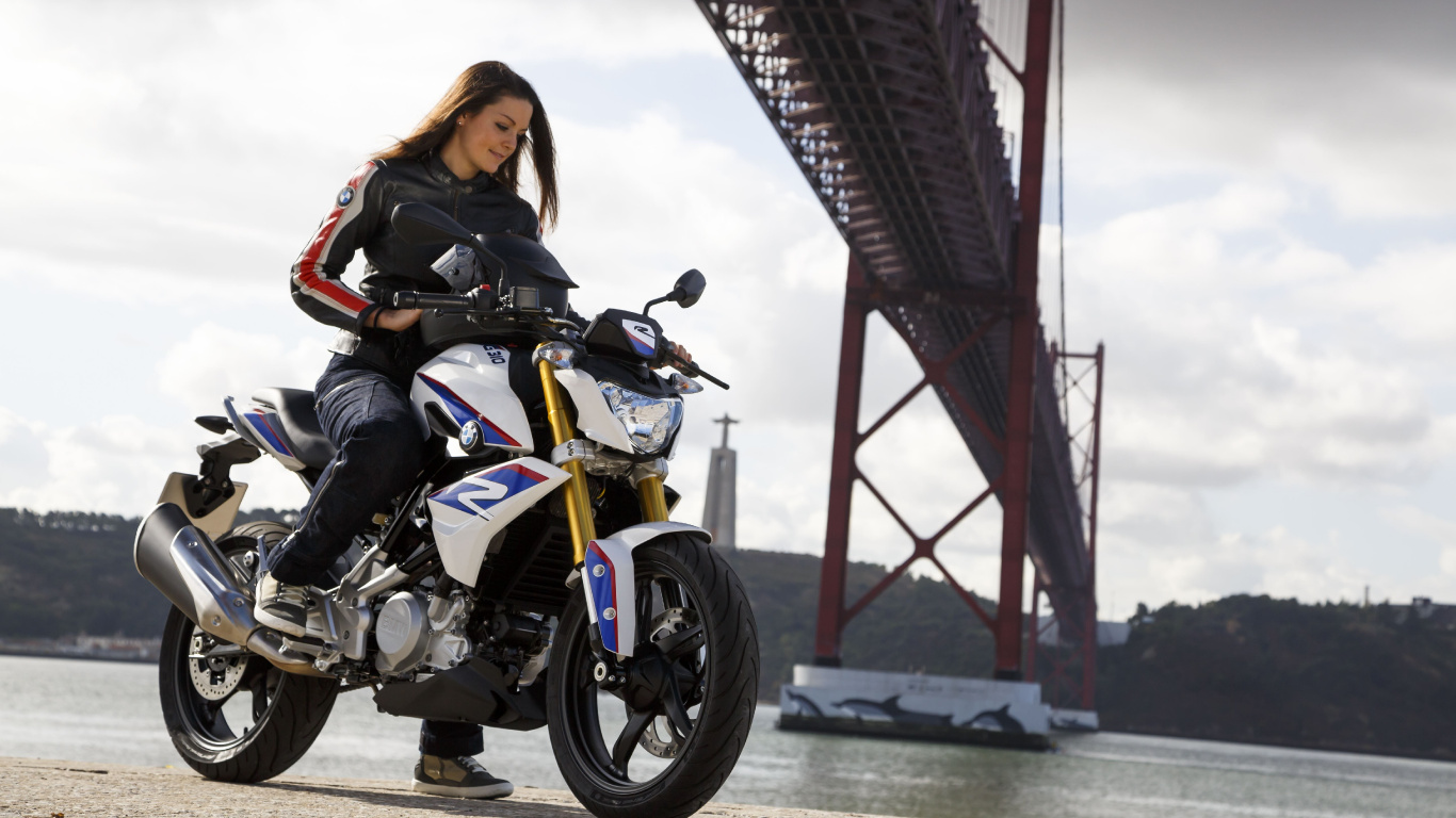 Mujer en Chaqueta Negra Montando Motocicleta Amarilla y Negra. Wallpaper in 1366x768 Resolution