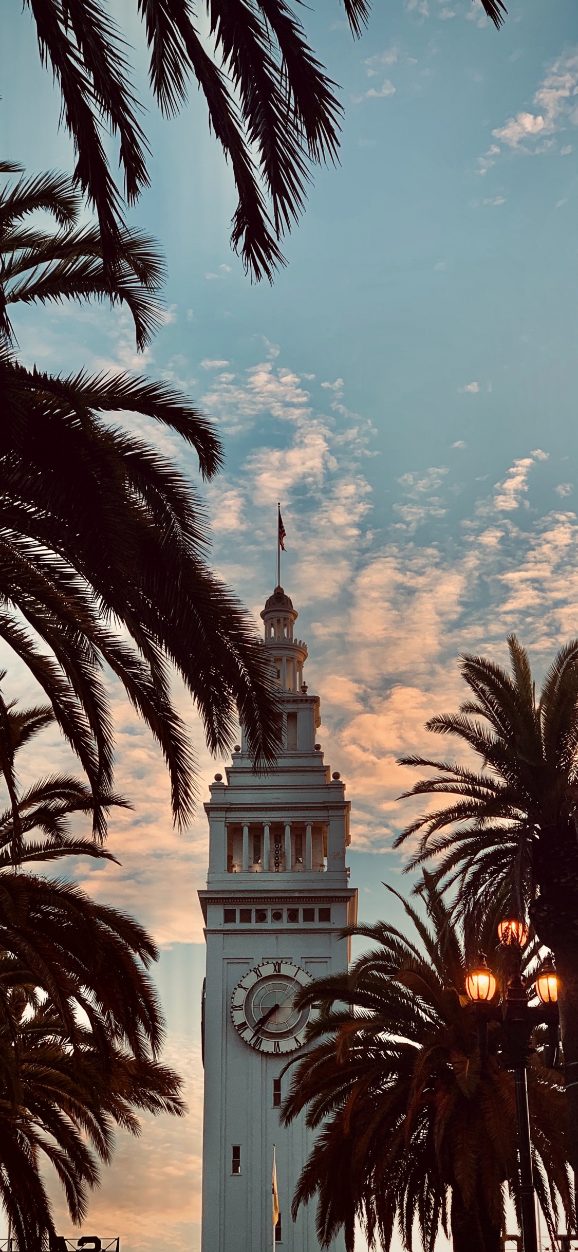 Weißer Betonturm Mit Uhr Unter Blauem Himmel Und Weißen Wolken Tagsüber. Wallpaper in 1125x2436 Resolution