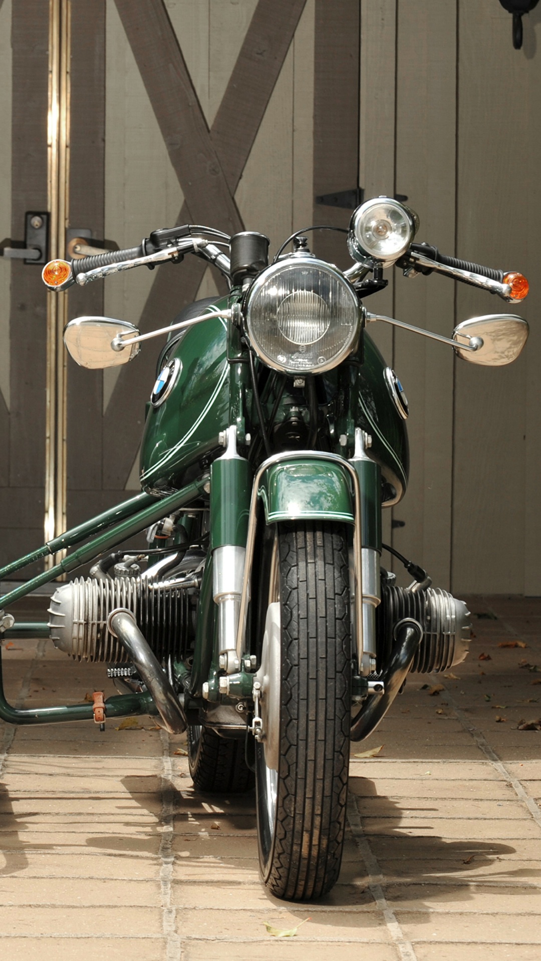 Motocicleta Verde y Negra en Una Habitación. Wallpaper in 1080x1920 Resolution