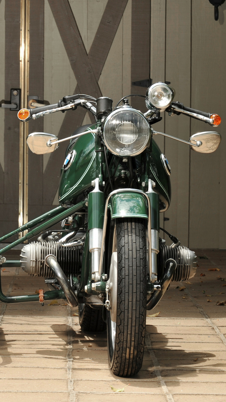 Motocicleta Verde y Negra en Una Habitación. Wallpaper in 750x1334 Resolution