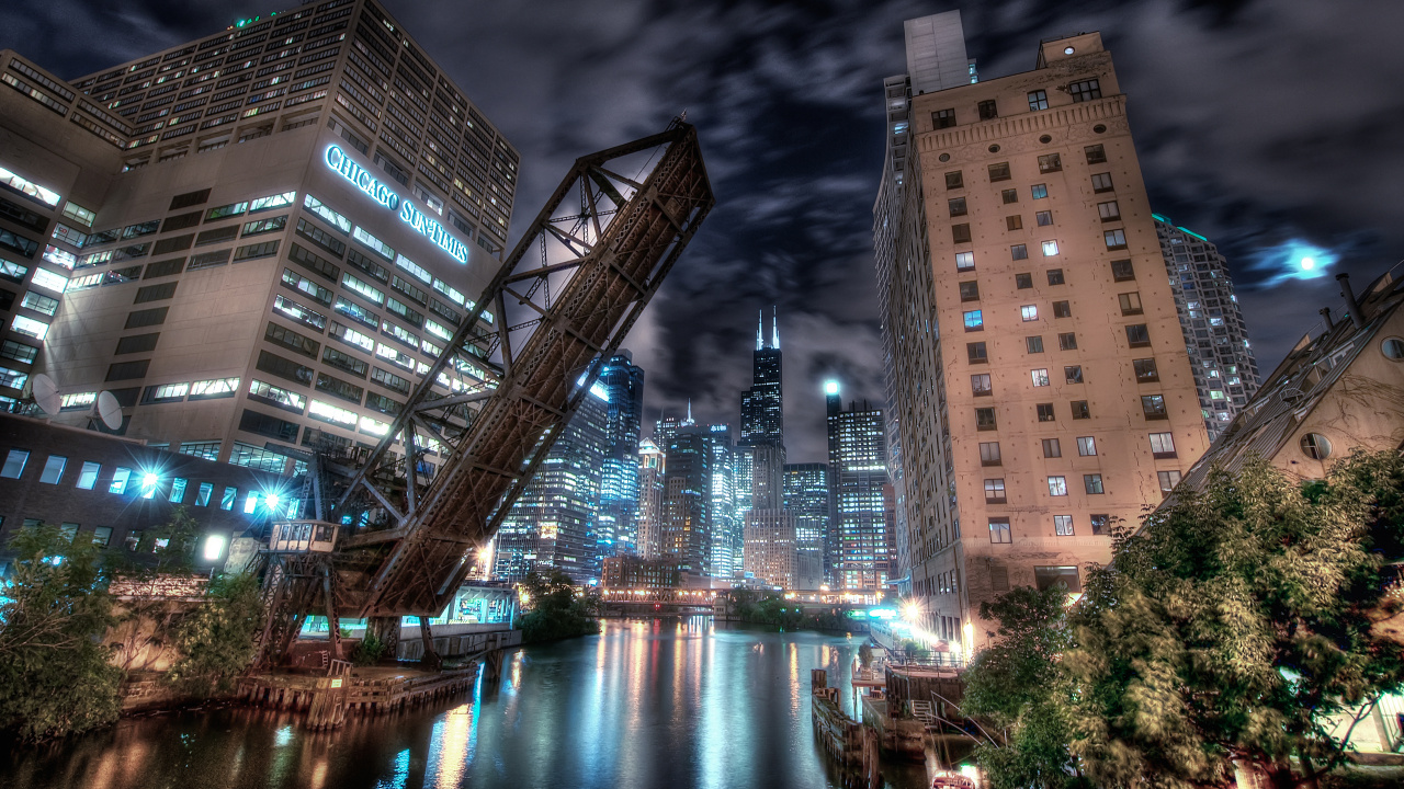 Edificios de la Ciudad Cerca Del Cuerpo de Agua Durante la Noche. Wallpaper in 1280x720 Resolution