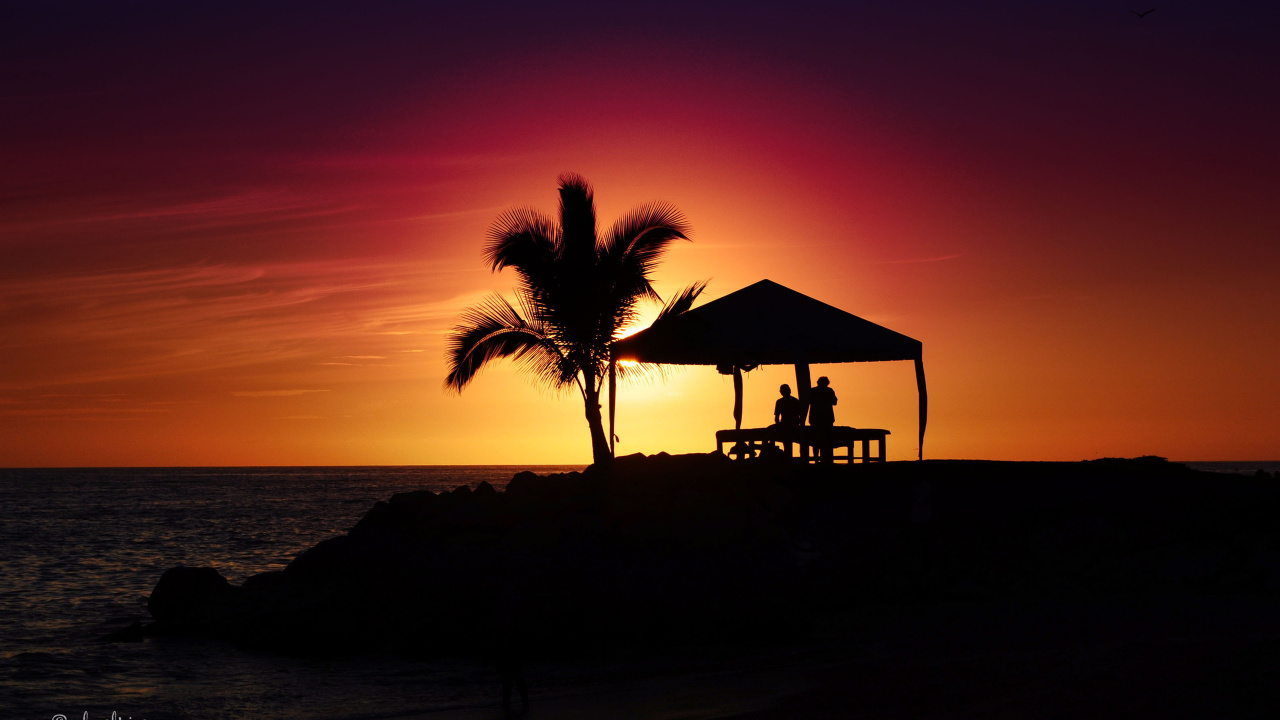 Silhouette Von 2 Personen, Die Bei Sonnenuntergang in Strandnähe Stehen. Wallpaper in 1280x720 Resolution