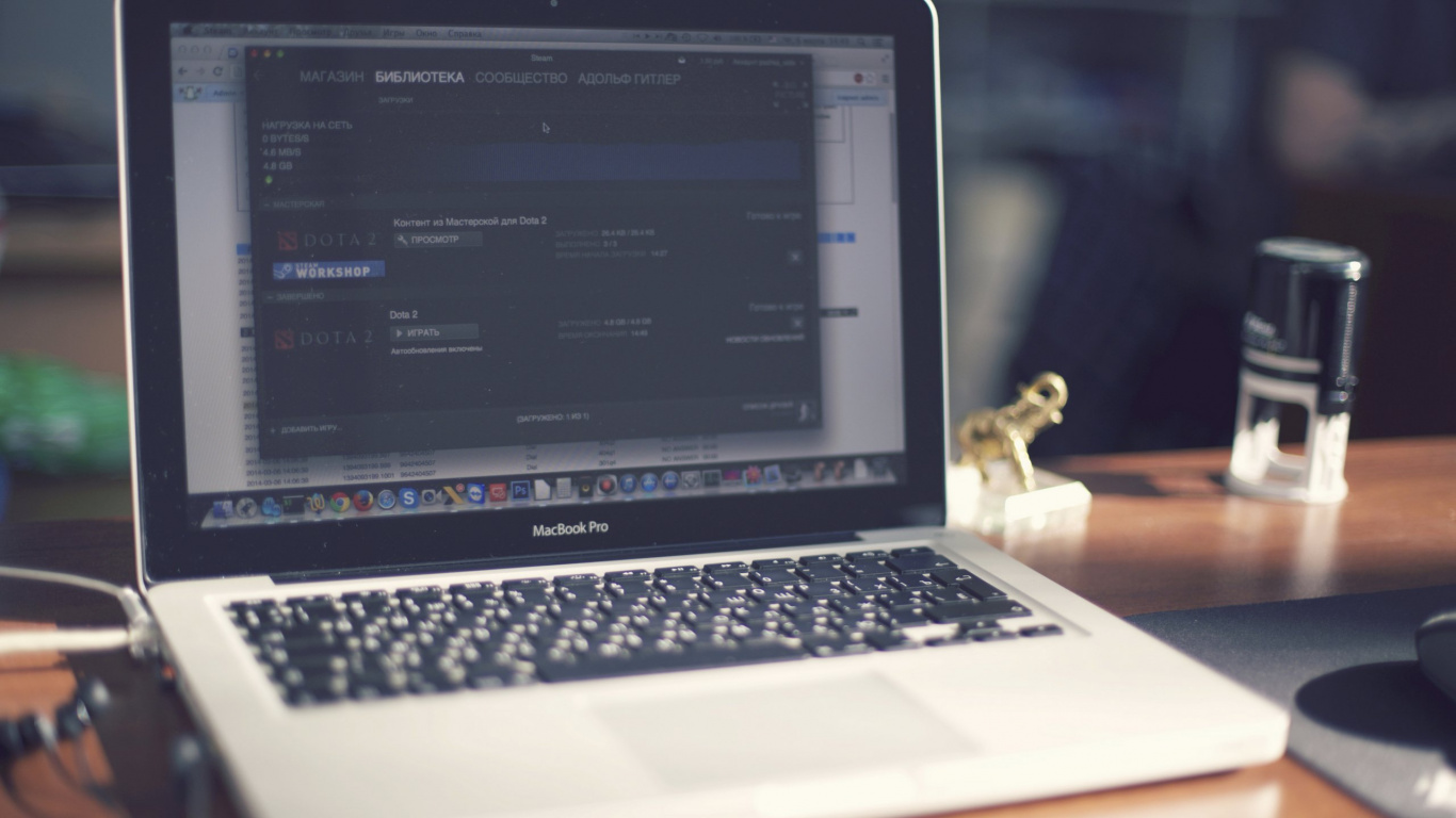 Macbook Pro en Mesa de Madera Marrón. Wallpaper in 1366x768 Resolution