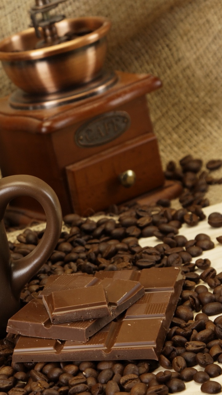 Mug en Céramique Marron Avec Grains de Café. Wallpaper in 720x1280 Resolution