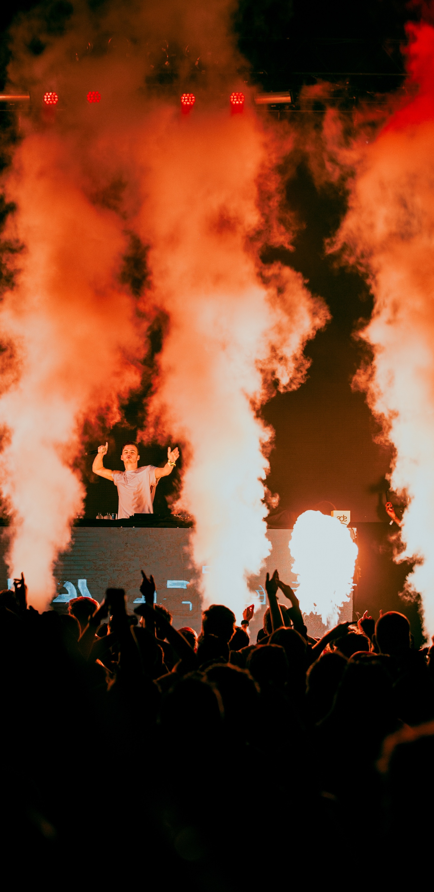 Llama, Fuego, Calor, Multitud, Evento. Wallpaper in 1440x2960 Resolution