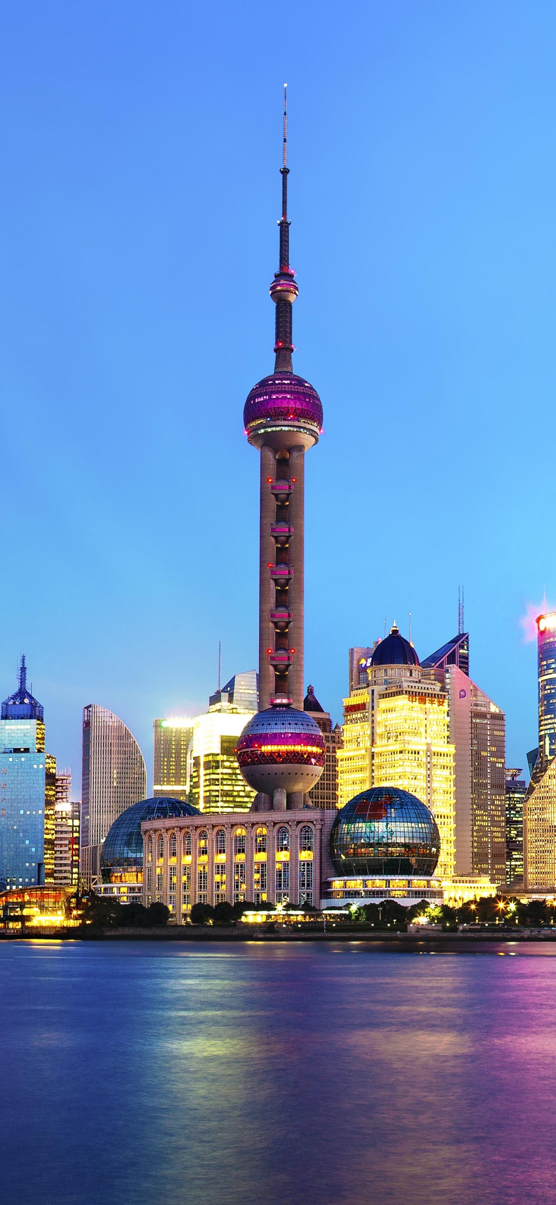 Horizon de la Ville Pendant la Nuit. Wallpaper in 1125x2436 Resolution