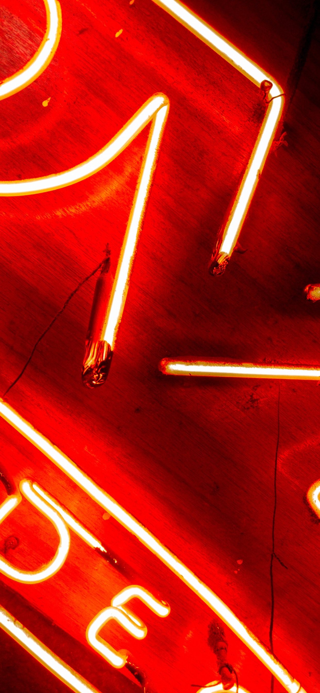 Haga Clic en la Pluma de Plata Sobre la Mesa de Madera Marrón. Wallpaper in 1242x2688 Resolution