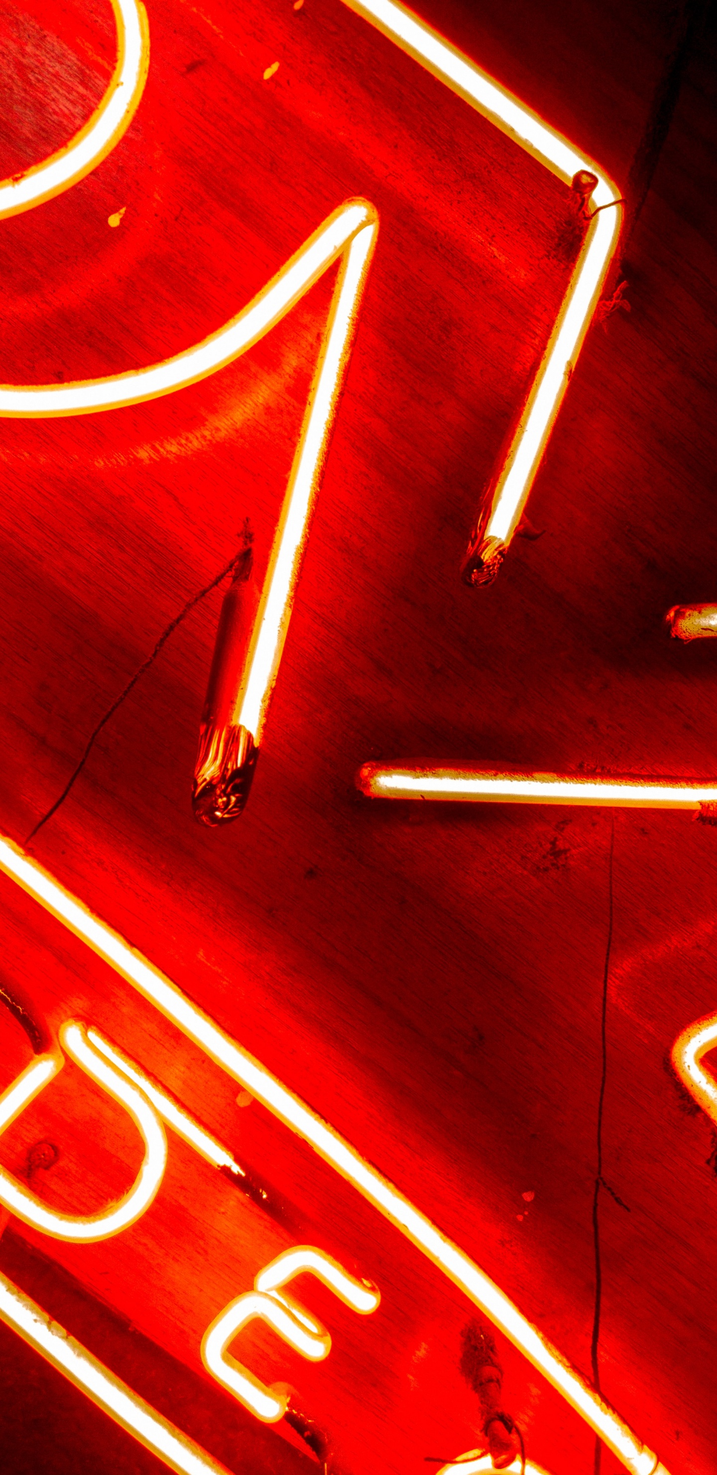 Silberner Klickstift Auf Braunem Holztisch. Wallpaper in 1440x2960 Resolution