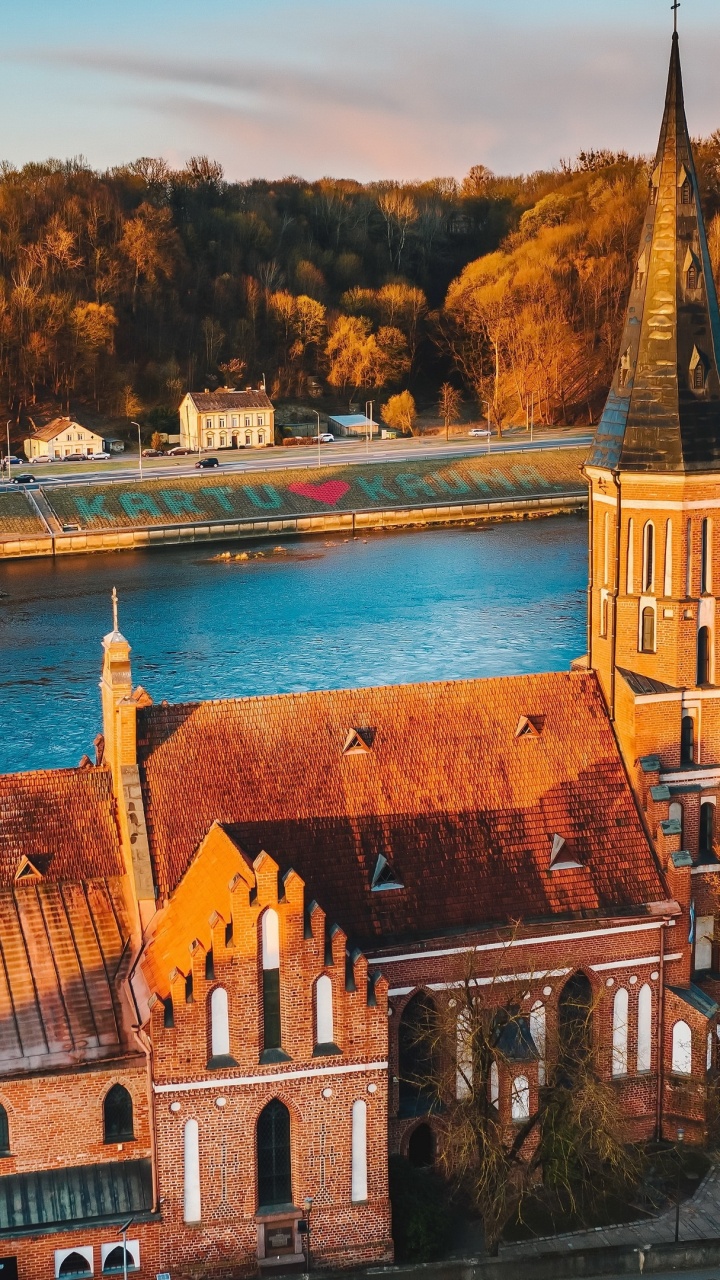 Litauen, Kirche Von Vytautas Dem Großen, Wasser, Eigenschaft, Gebäude. Wallpaper in 720x1280 Resolution