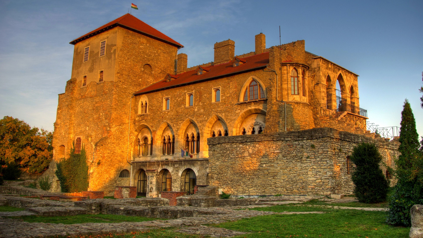 Bâtiment en Briques Brunes Sous Ciel Bleu Pendant la Journée. Wallpaper in 1366x768 Resolution