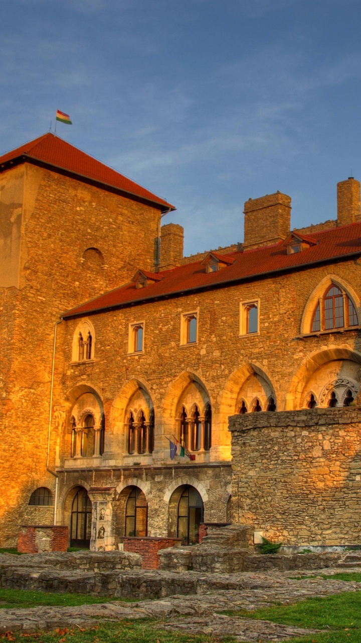 Braunes Backsteingebäude Unter Blauem Himmel Tagsüber. Wallpaper in 720x1280 Resolution