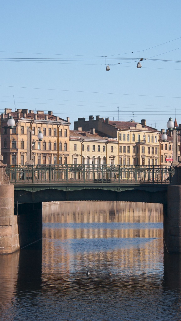 Braunes Betongebäude in Der Nähe Der Brücke Tagsüber. Wallpaper in 750x1334 Resolution