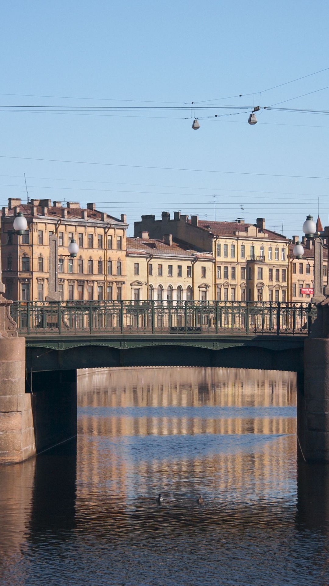 Bâtiment en Béton Brun Près du Pont Pendant la Journée. Wallpaper in 1080x1920 Resolution