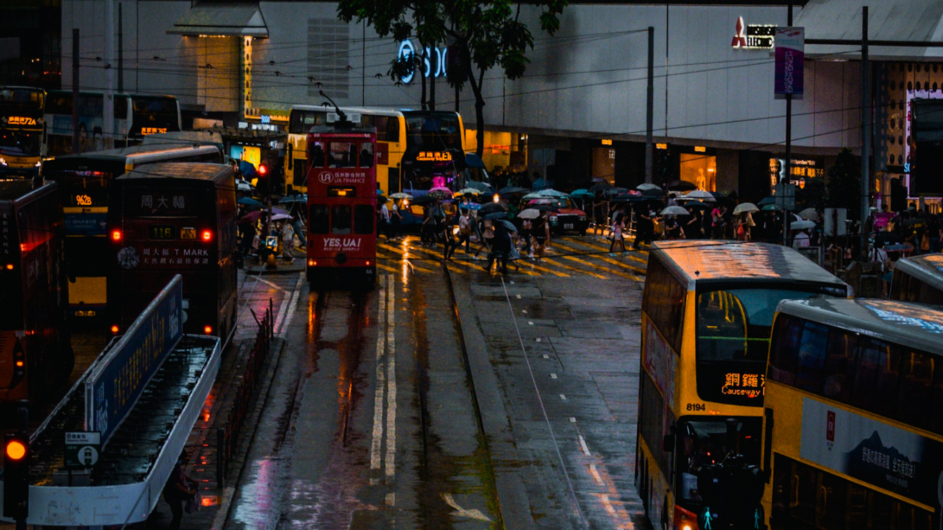 Reflexion, Bus, Automotive Lighting, Strom, Durchgangsstraße. Wallpaper in 1366x768 Resolution