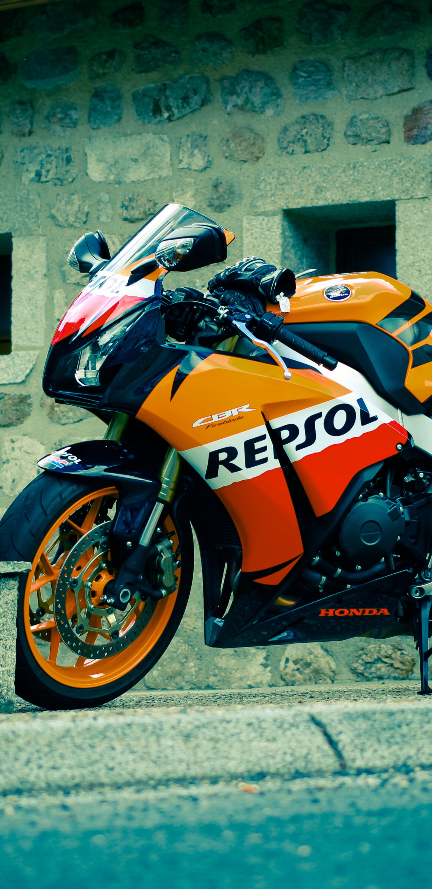 Vélo de Sport Orange et Noir Garé à Côté D'un Mur de Béton Gris Pendant la Journée. Wallpaper in 1440x2960 Resolution