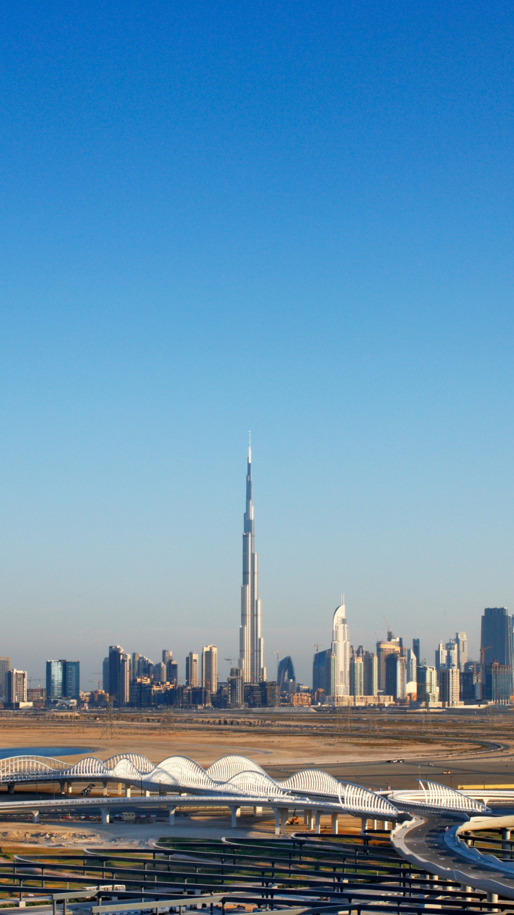 Skyline Der Stadt Unter Blauem Himmel Tagsüber. Wallpaper in 750x1334 Resolution