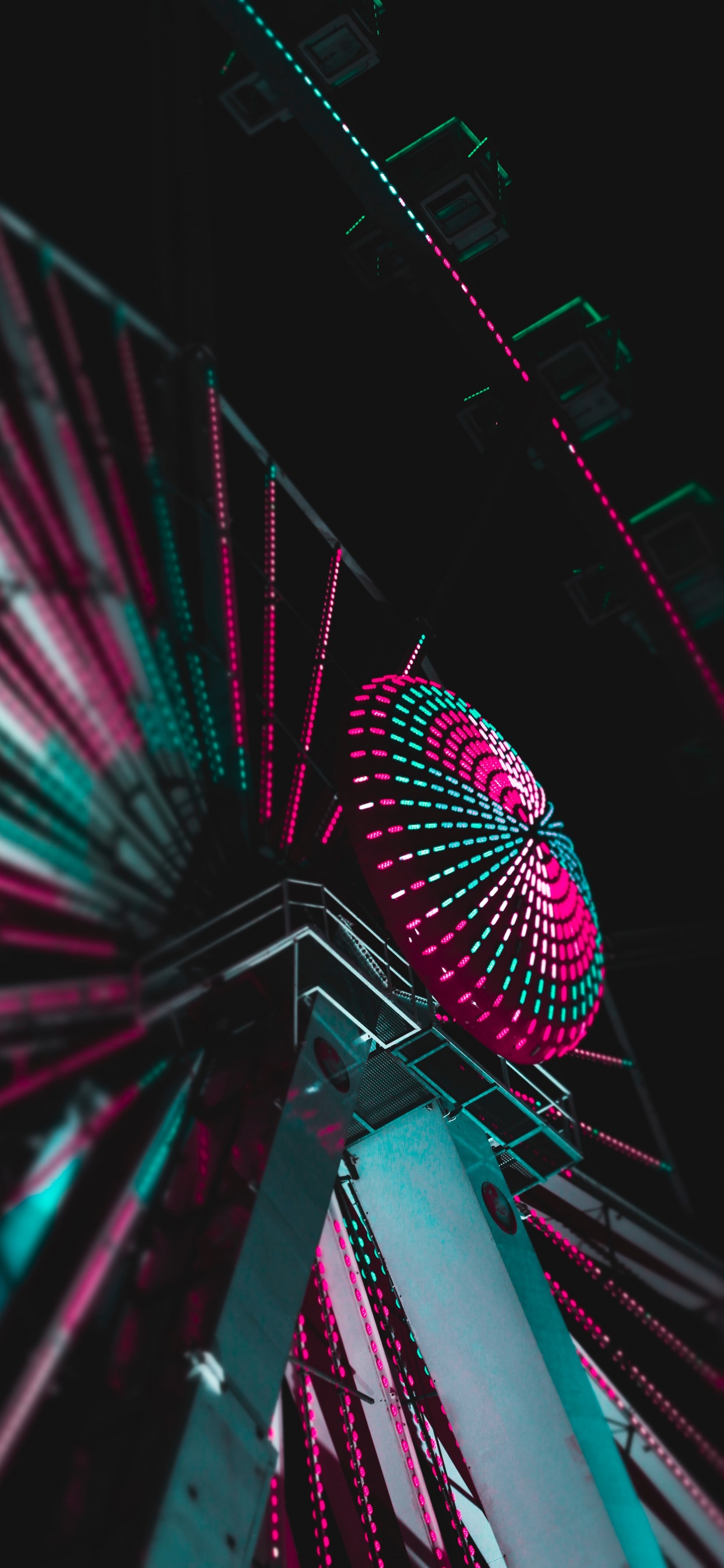 Grande Roue Rouge et Bleue. Wallpaper in 1242x2688 Resolution