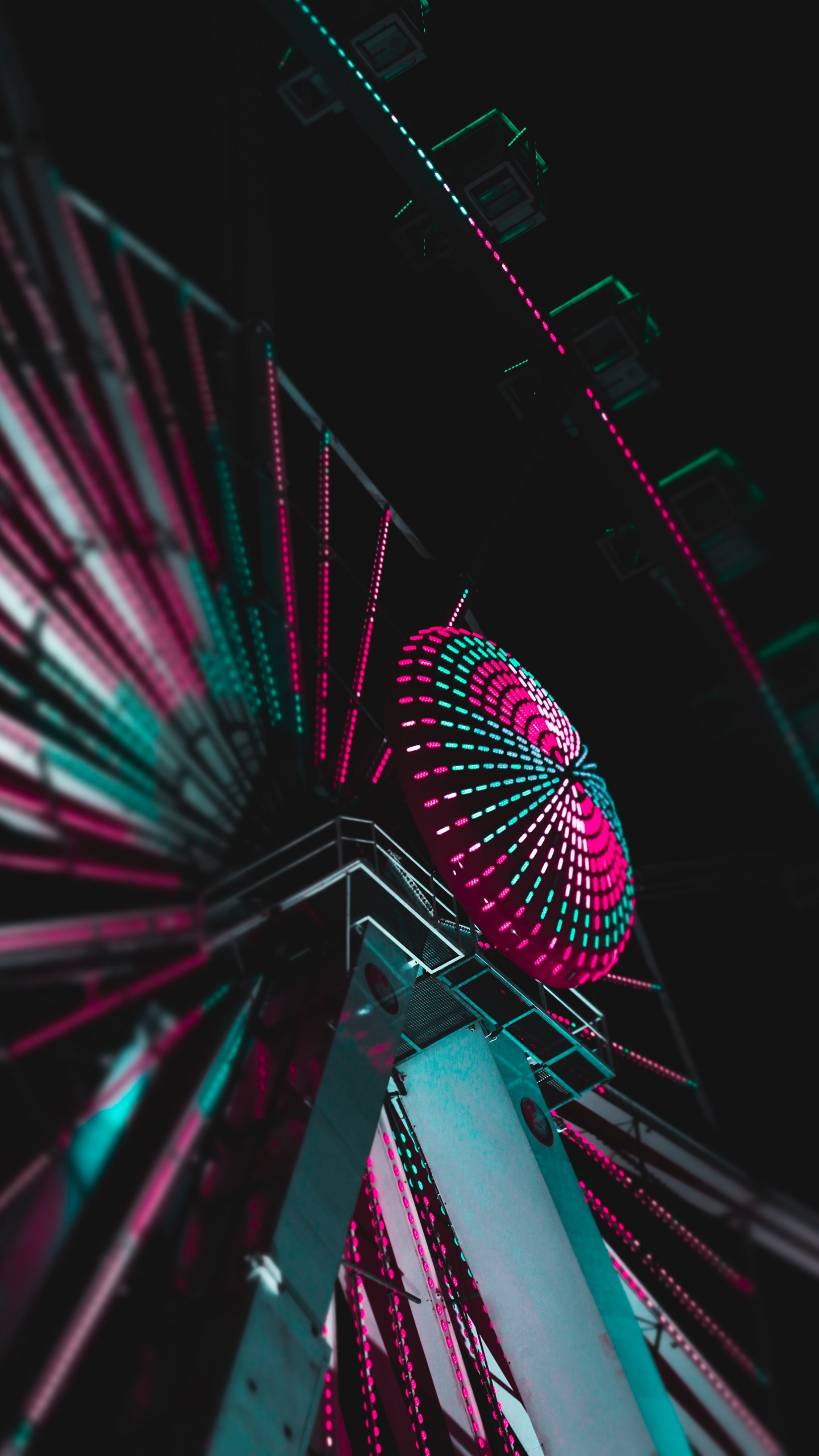 Rotes Und Blaues Riesenrad. Wallpaper in 1440x2560 Resolution