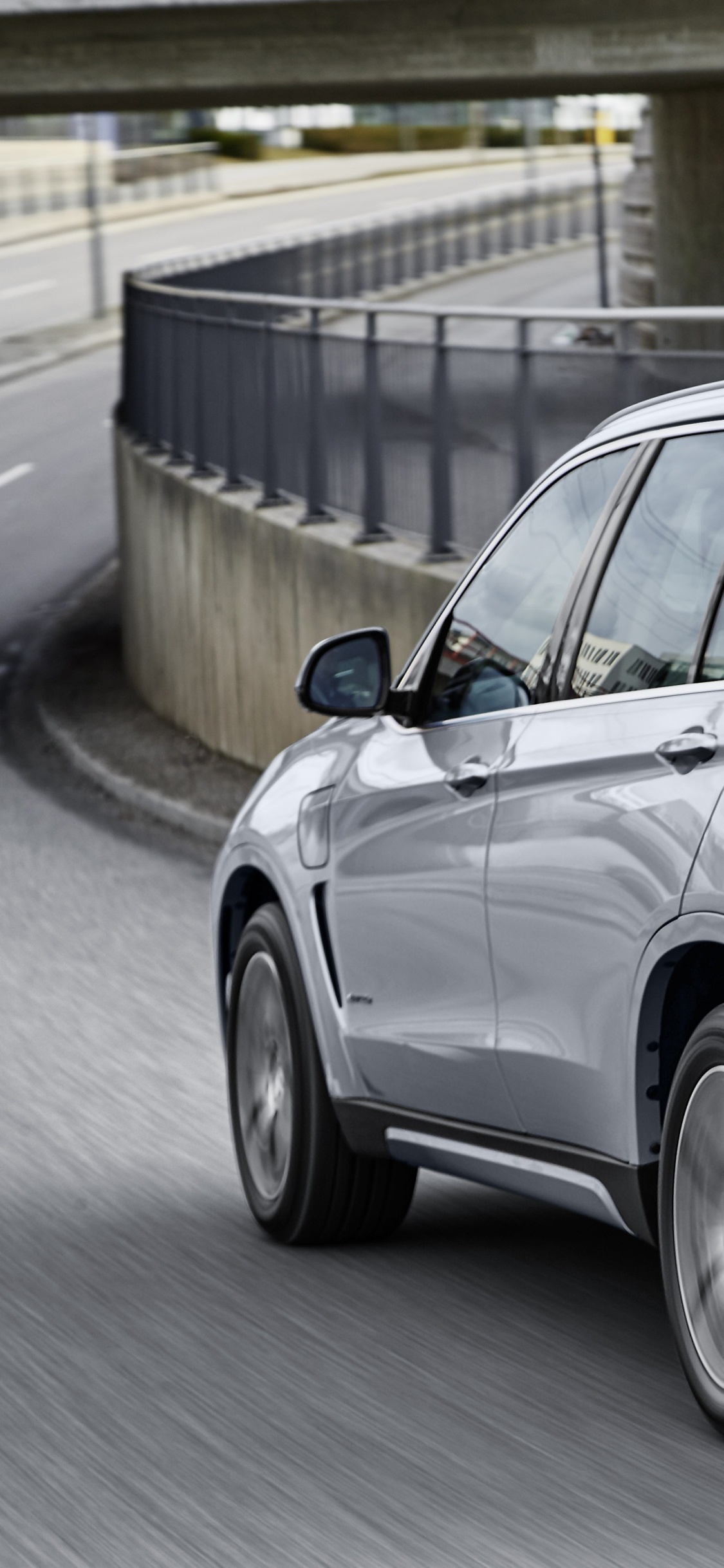 Bmw x 6 Plateado en la Carretera Durante el Día. Wallpaper in 1125x2436 Resolution