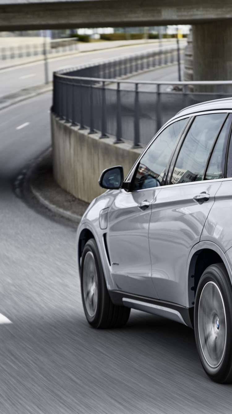 Argent Bmw x 6 Sur Route Pendant la Journée. Wallpaper in 750x1334 Resolution