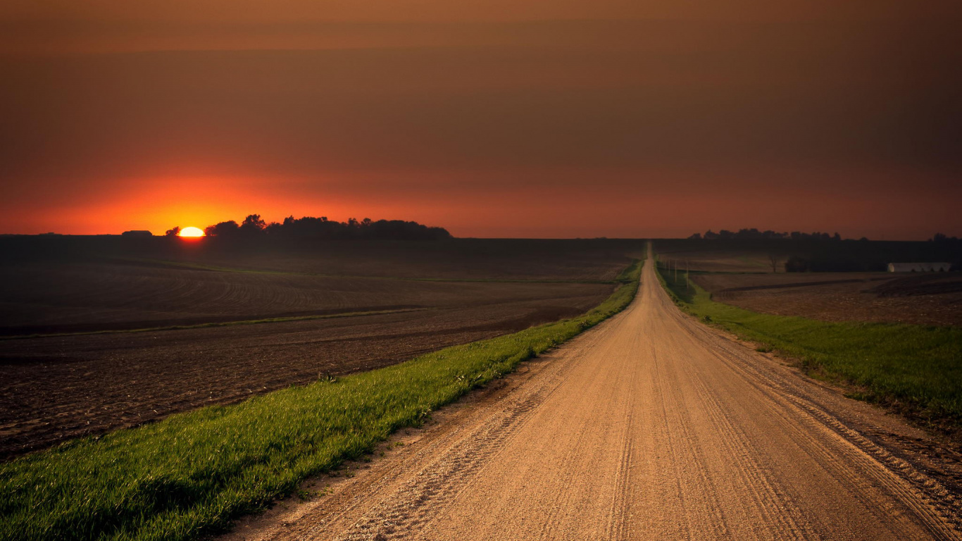 Grüne Wiese in Der Nähe Der Straße Während Des Sonnenuntergangs. Wallpaper in 1366x768 Resolution