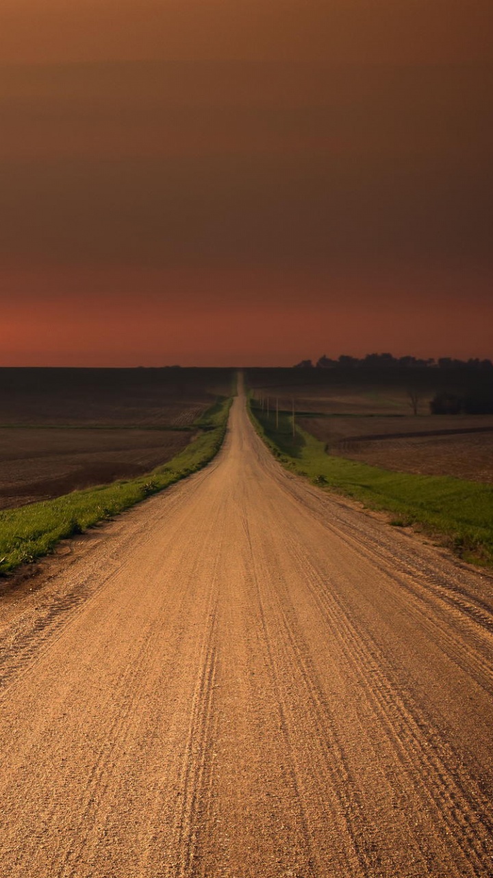 Campo de Hierba Verde Cerca de la Carretera Durante la Puesta de Sol. Wallpaper in 720x1280 Resolution
