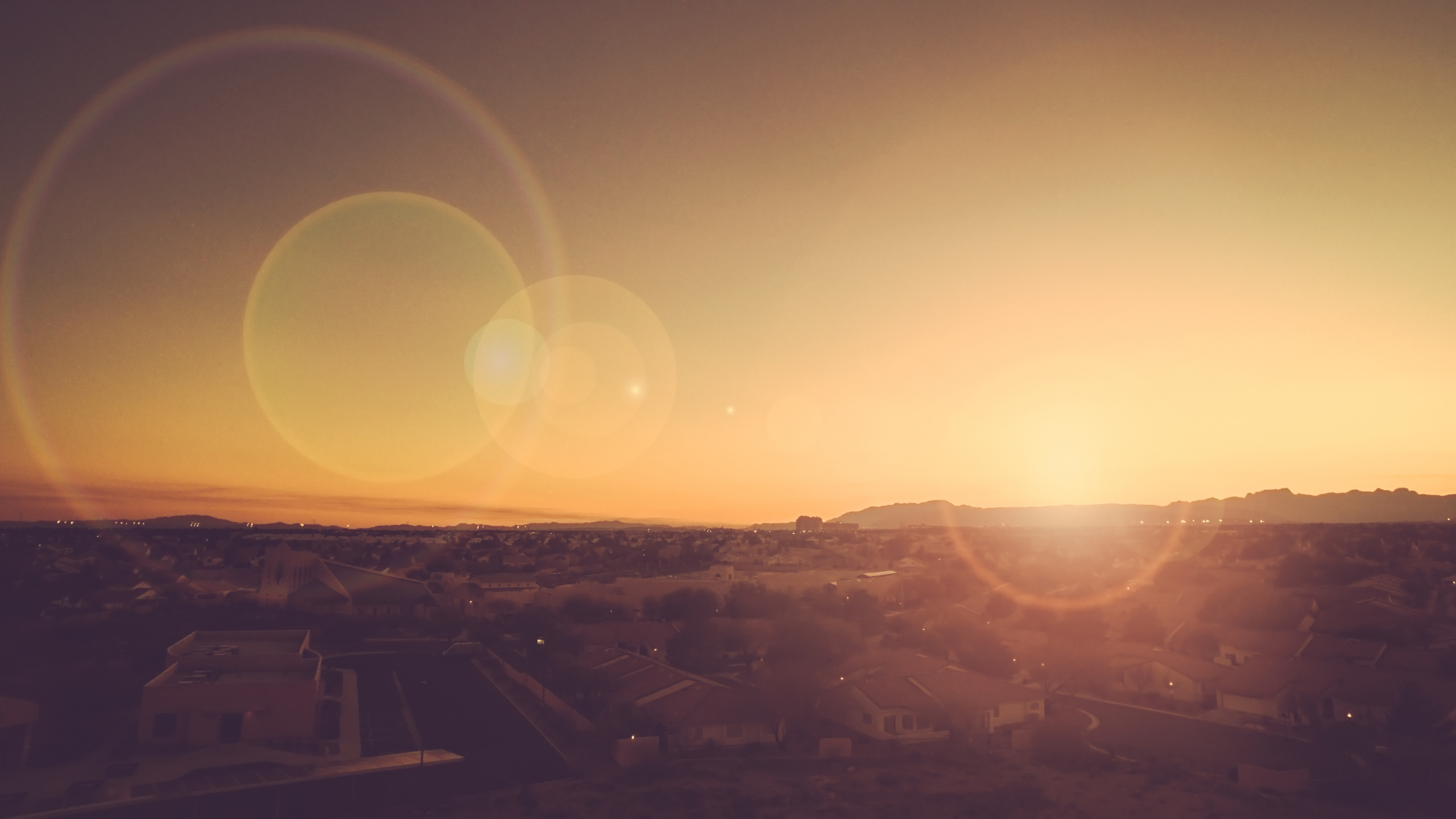 Luftaufnahme Der Stadt Bei Sonnenuntergang. Wallpaper in 2560x1440 Resolution