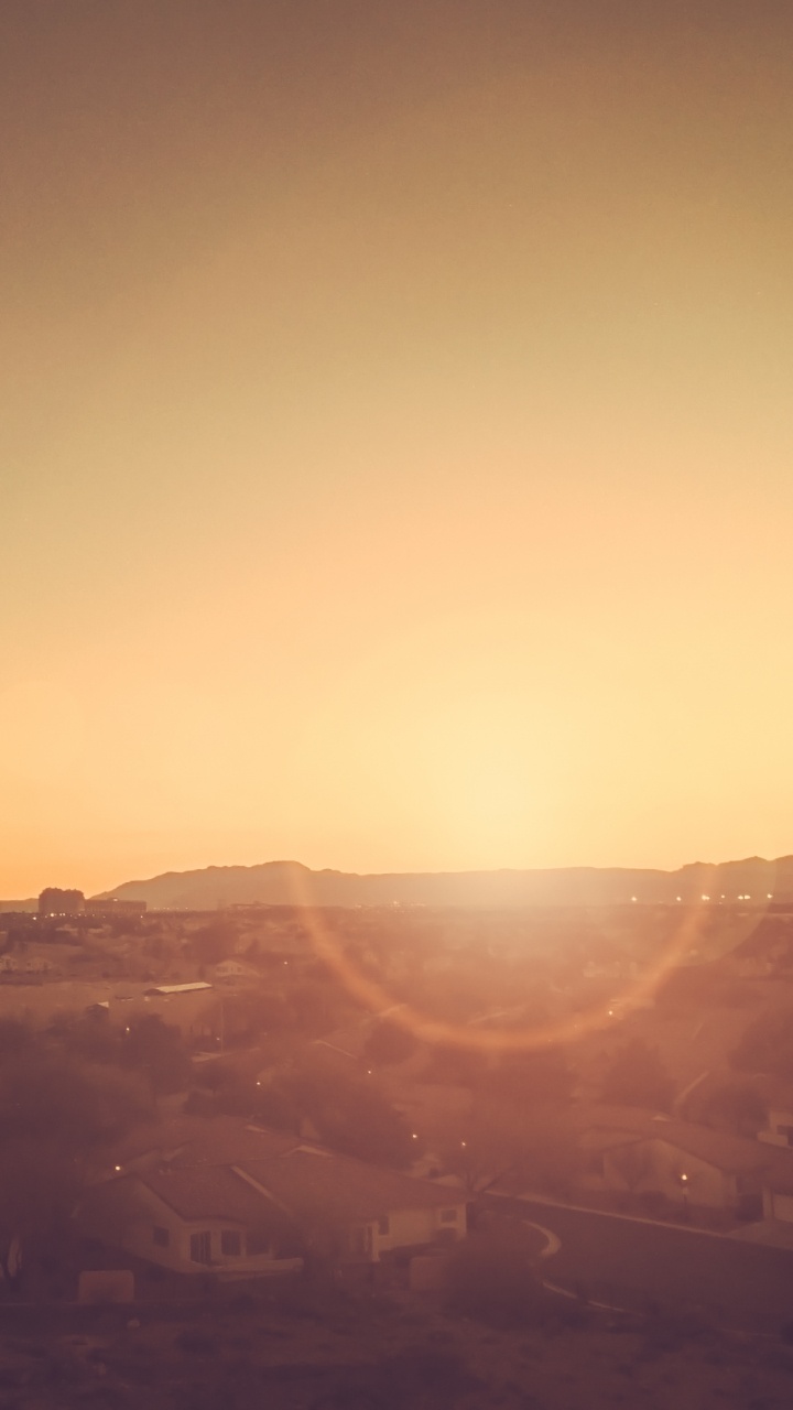 Luftaufnahme Der Stadt Bei Sonnenuntergang. Wallpaper in 720x1280 Resolution