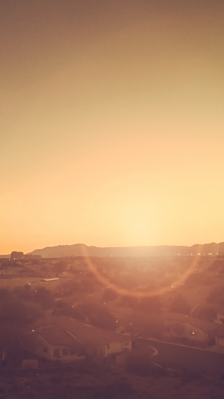 Luftaufnahme Der Stadt Bei Sonnenuntergang. Wallpaper in 750x1334 Resolution