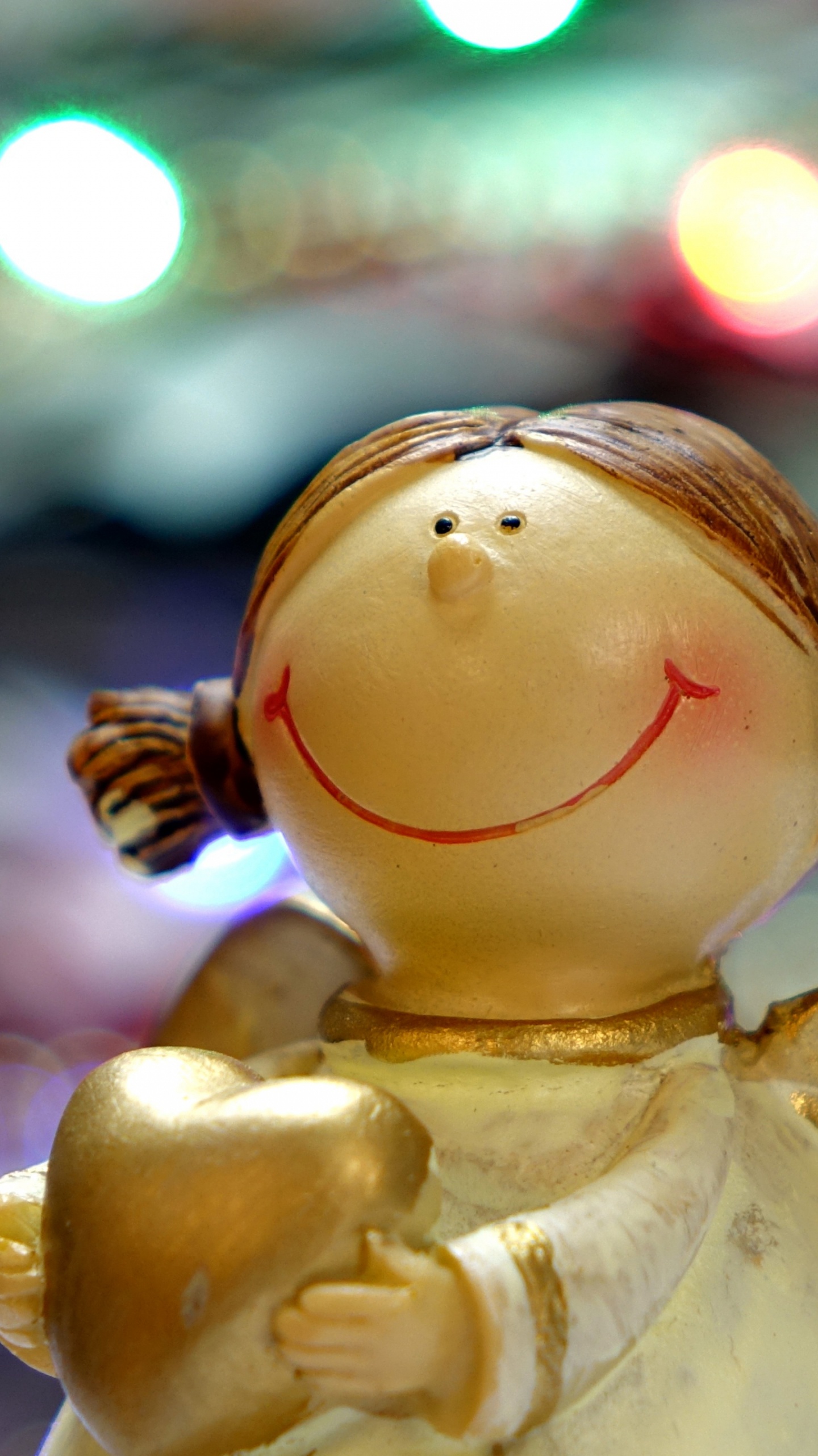 Figurine en Céramique Ange Blanc en Photographie Bokeh. Wallpaper in 1440x2560 Resolution