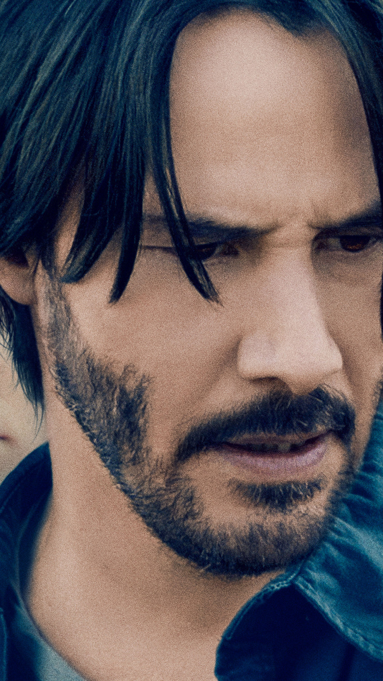 Hombre Con Camisa de Cuello Azul al Lado de Una Mujer Con Camisa Verde. Wallpaper in 750x1334 Resolution