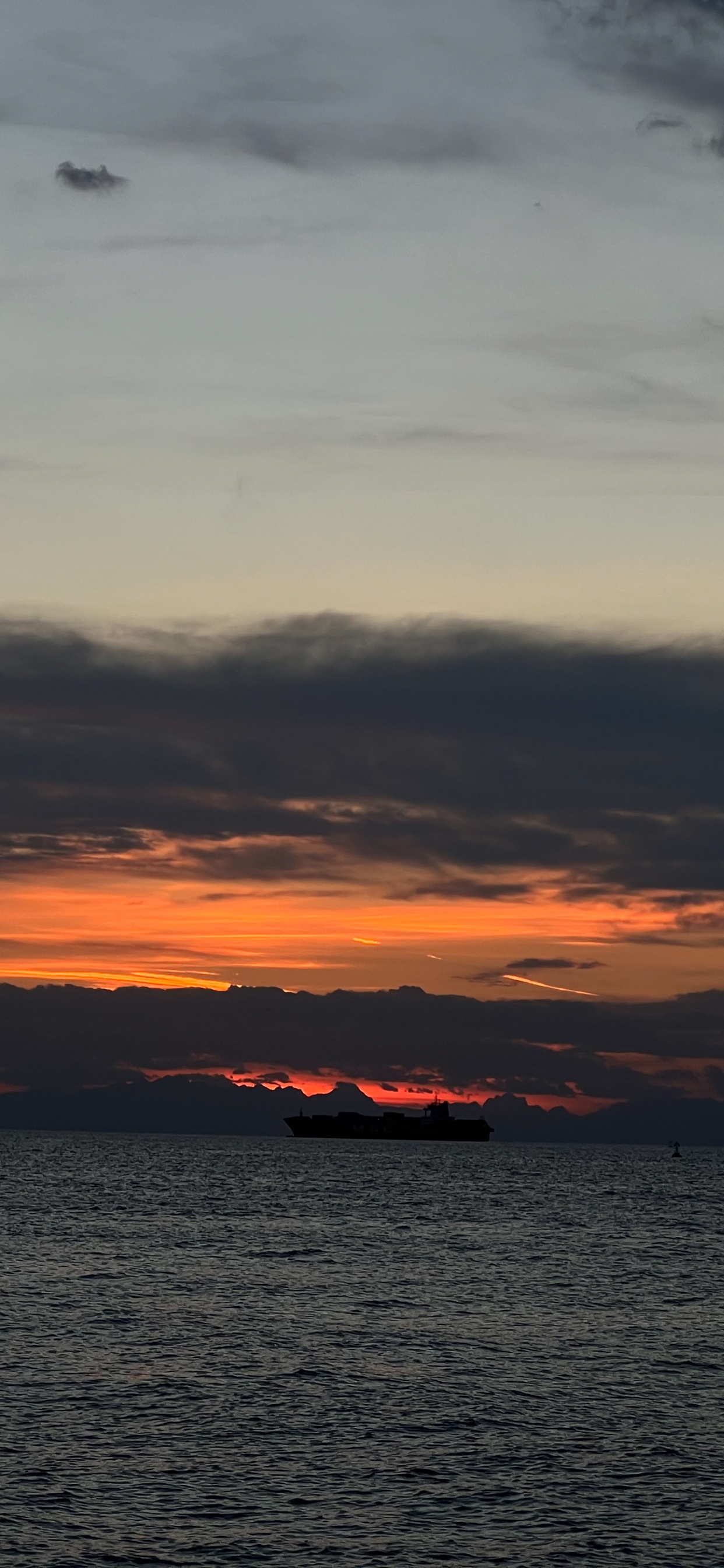 Agua, Ambiente, Afterglow, Atardecer, Paisaje Natural. Wallpaper in 1242x2688 Resolution